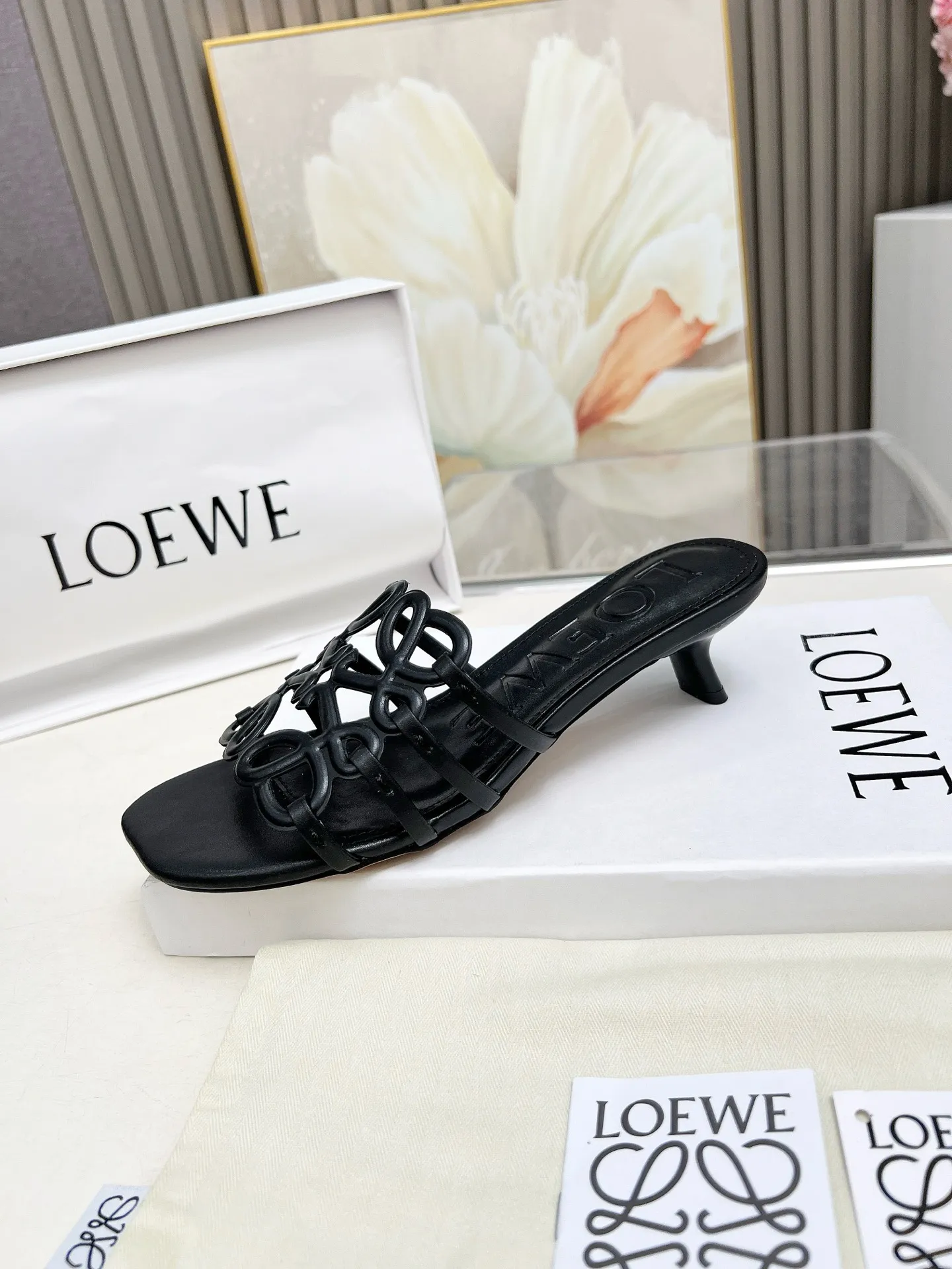 👟👟Ex-factory price 500👟👟 LOEWE 2025 SS summer limited edition hollow slippers, it is a very comprehensive noble fashion brand, highly recommended to all little fairies.   1⃣️Material: Imported cowhide 2⃣️Inner lining: Imported Italian lambskin, super soft and delicate 3⃣️Outsole: Imported Italian original original color genuine leather outsole Heel height 4.5 4⃣️Code number: 35 to 39 (40.41.42.43. Customized)